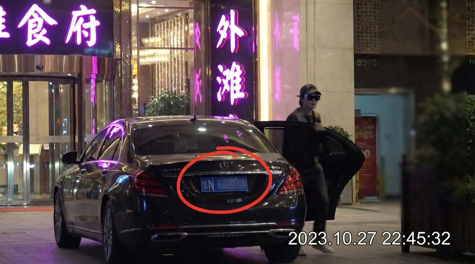 法国啄木鸟系-经典系列|高清在线|法国啄木鸟系官网 - 豪车餐厅外被拍